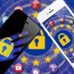 Zwei Smartphones, auf dessen Bildschirmen ein Schloss zu sehen ist, sowie Sterne, die an die Flagge der EU erinnern und verschiedene Logos von Online-Diensten.