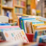 Regal mit Kinderbüchern in einer Bibliothekt