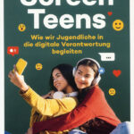 Cover von „Screen Teens - Wie wir Jugendliche in die digitale Verantwortung begleiten“. Abgebildet sind zwei Mädchen, die ein Selfie von sich machen. Unten Links das logo vom Kösel-Verlag, unten rechts das logo der Zentralen für politische Bildung.