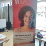 Rollup des Projekts #DigitalCheck NRW. Text: Wie digital bist du? Jetzt testen und dazulernen auf www.digitalcheck.nrw
