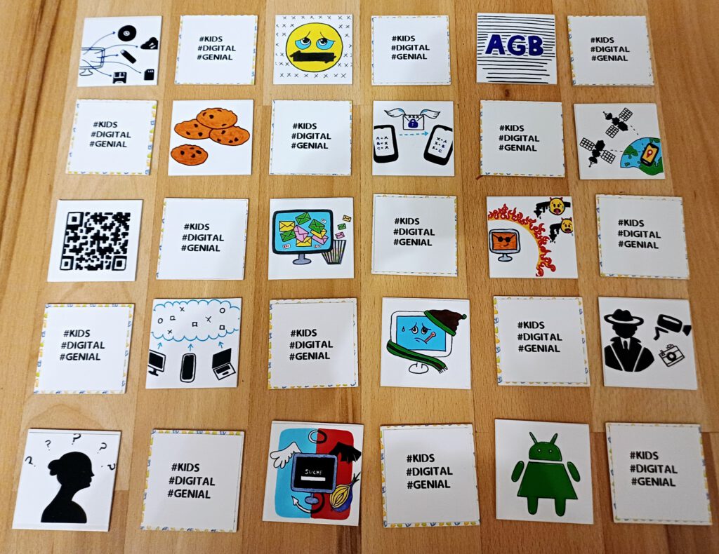 30 Memory-Karten, die in einem Feld von 5 x 6 angeordnet liegen. Jedes Motiv der 15 Paare ist einmal offen gelegt zu sehen, jedes zweite ist zugedeckt.
