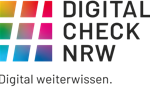 Logo vom #DigitalCheckNRW: Links ein regenbogenfarbenes Quadrat, auf dem sich ein Rautensymbol erkennen lässt, rechts der Text "Digital Check NRW". Mittig darunter "Digital weiterwissen."